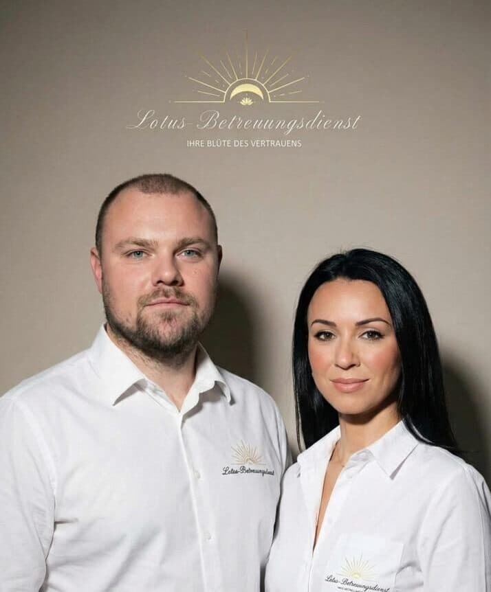 Zwei Mitarbeitende des Lotus-Betreuungsdienstes in weißen Hemden vor neutralem Hintergrund
